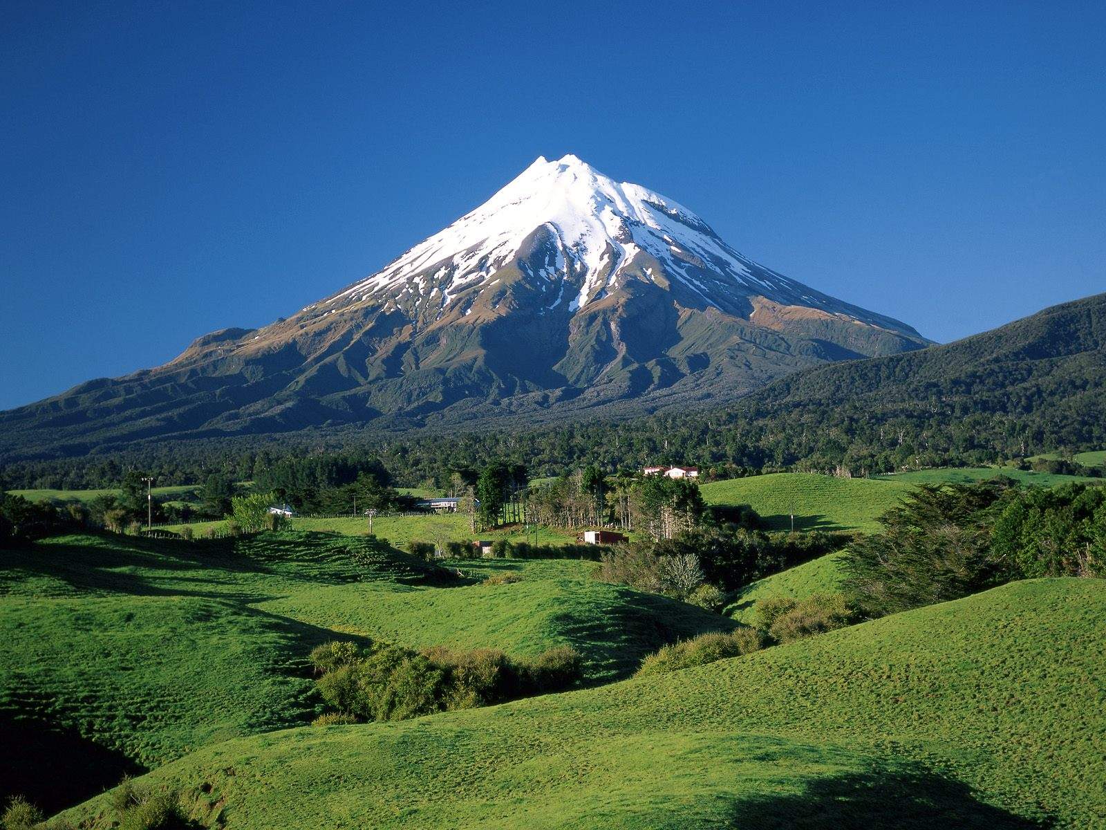 Taranaki mountain - New Zeland Taranaki mountain - New Zeland